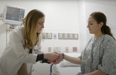 Кодирование Аквилонг в Анадыре Врач держит пациентку за руку