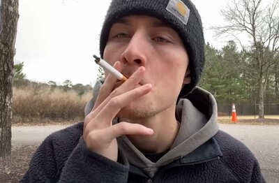 Лечение зависимости от табакокурения в Анадыре Мужчина с сигаретой делает затяжку