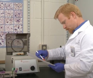 Клиника лечения наркозависимости в Анадыре Врач в кабинете клиники