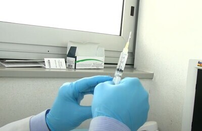 Проведение кодирования Вивитролом в Анадыре Шприц с Вивитролом в руках у врача